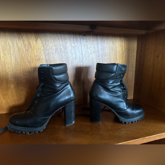 Authentic Used Stuart Weitzman size 6 - Picture 7 of 8